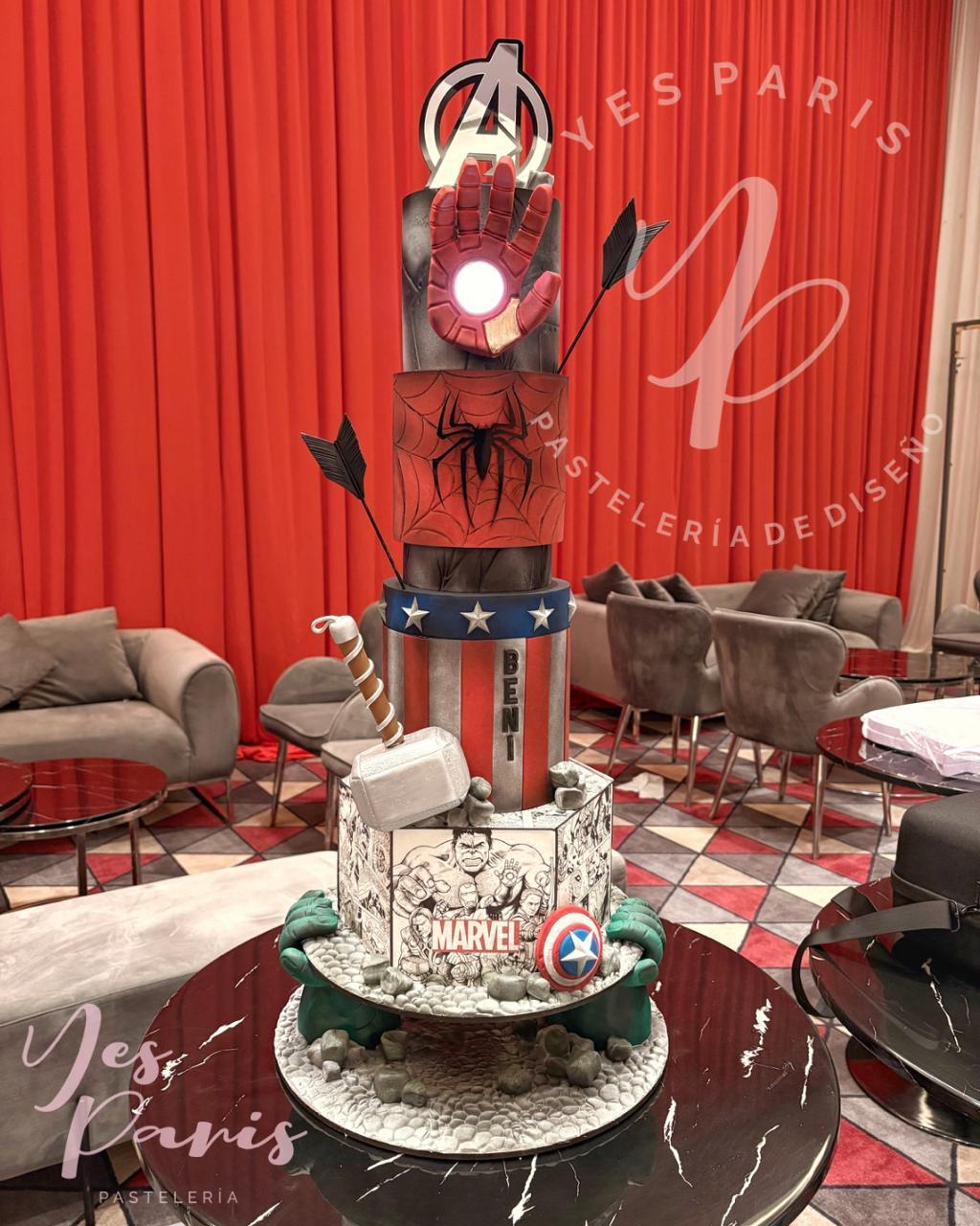 Torta temática Avengers Marvel con Iron Man, Spider-Man, Capitán América, Thor y Hulk