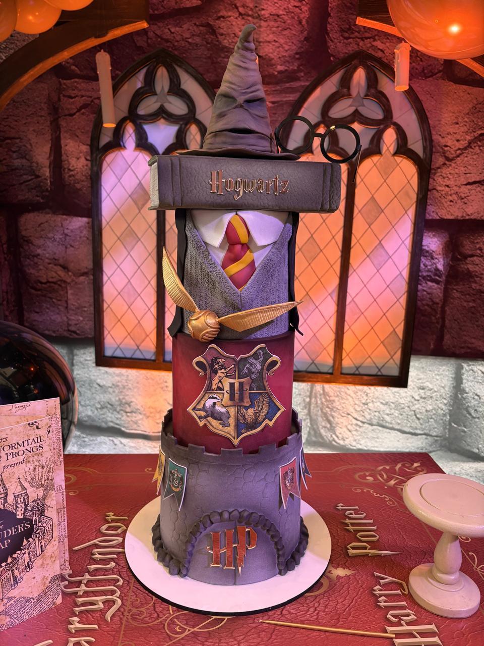 Torta temática Harry Potter Hogwarts con ventanas góticas