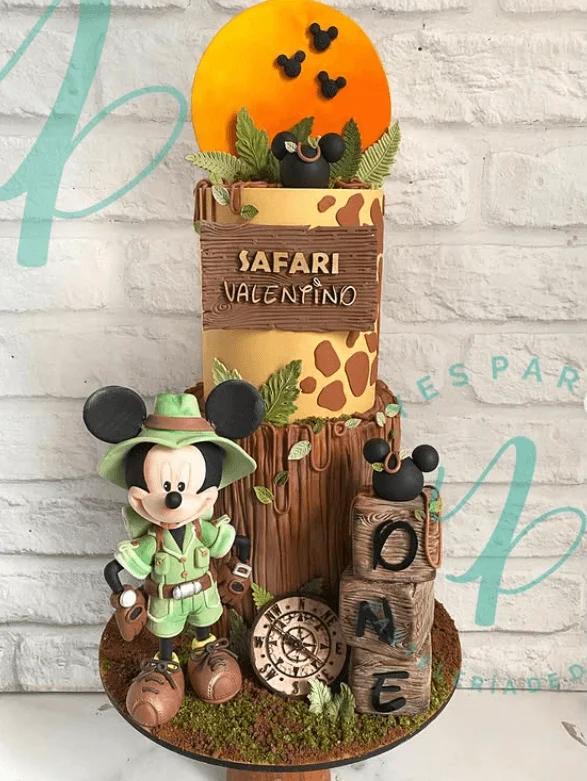 Torta temática Mickey Mouse Safari con galletas decoradas