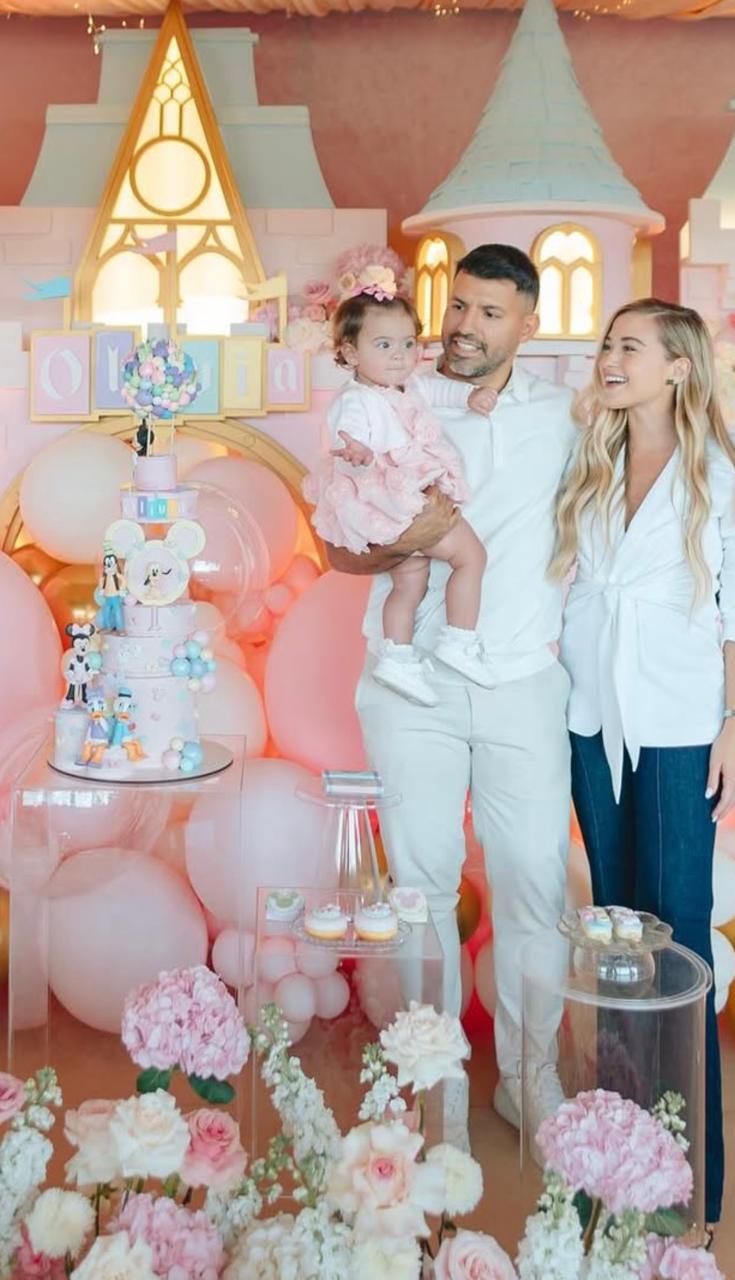 Cliente feliz con su torta