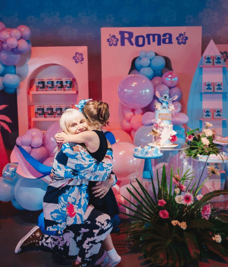 Cliente feliz con su torta