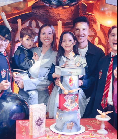 Cliente feliz con su torta