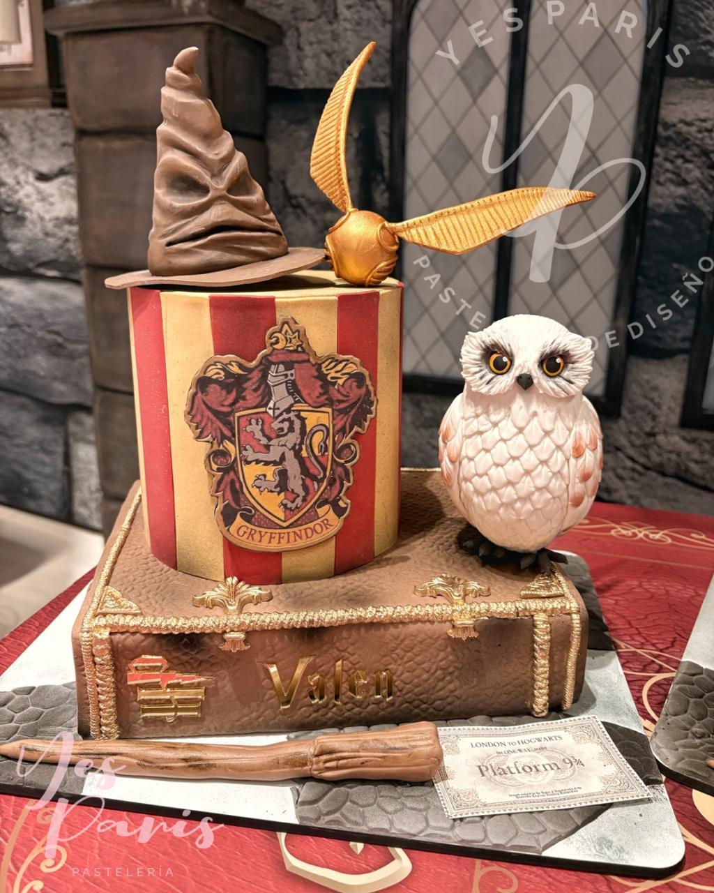 Torta Harry Potter Gryffindor con Hedwig, sombrero seleccionador, snitch dorada y varita