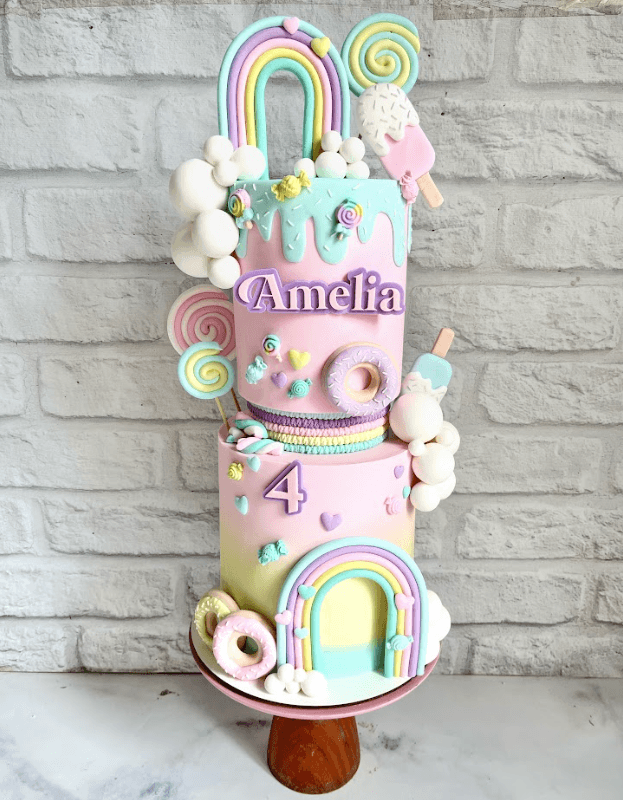 Torta personalizada con decoración elegante