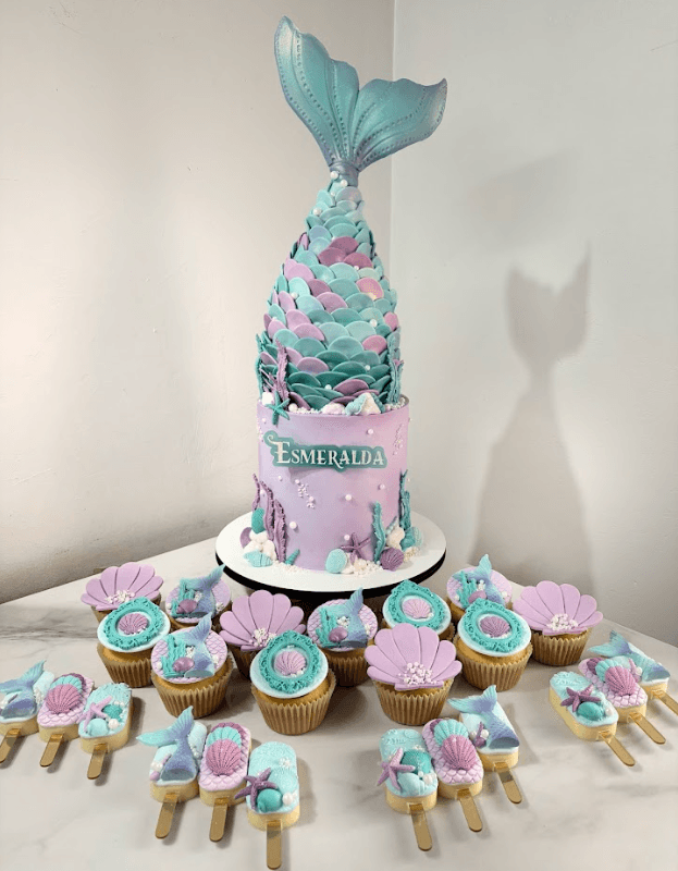 Torta temática La Sirenita con Ariel y decoración marina